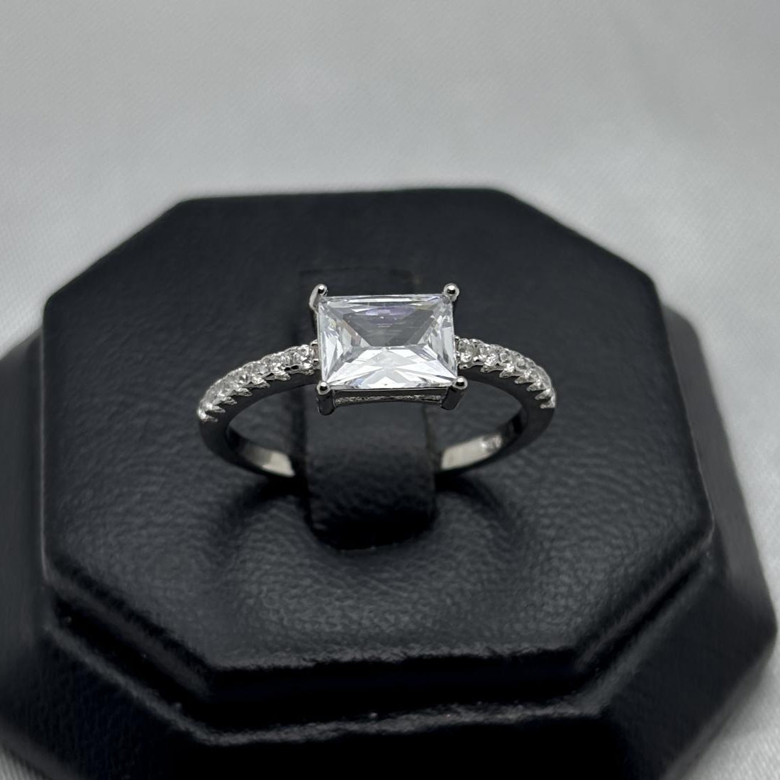#AD378 - Anillo Solitario Piedra Zirconia Cuadrada Baño Rodio Plata - IP2.6