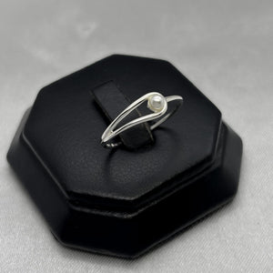 #AD439 - Anillo Con Perla Central Plata - B12/1.1