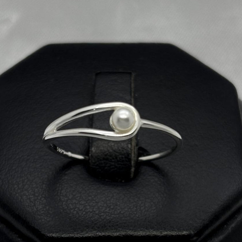 #AD439 - Anillo Con Perla Central Plata - B12/1.1