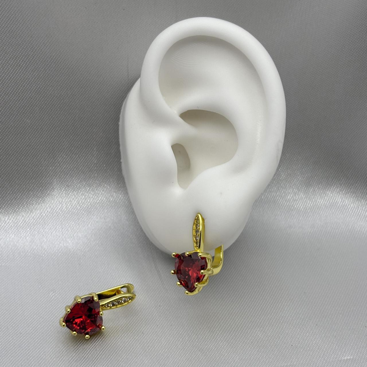 #ARL132 - Arete Corazón Con Zirconia Oro Laminado 18K