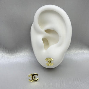 #B10249 - Broquel Doble C Tipo Chanel Oro 10K