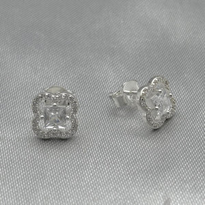 #BR218 - Broquel Con Piedra Zirconia Plata - LL1.9