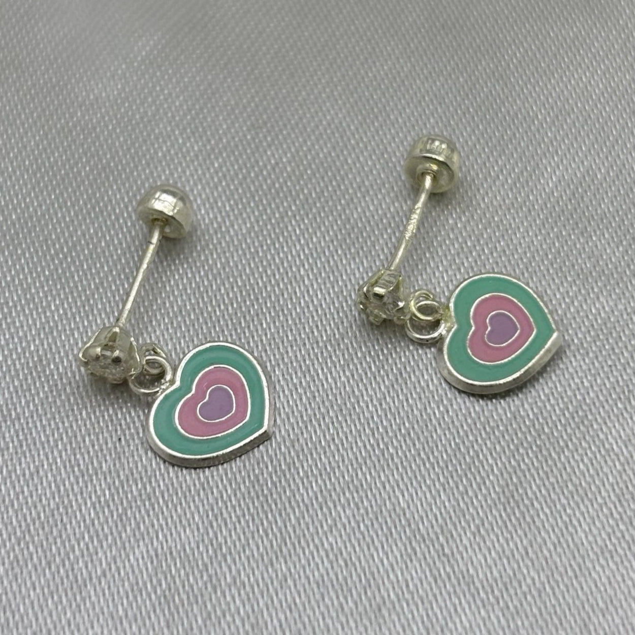 #BR304 - Broquel Corazón Esmaltado Y Piedra Zirconia Plata - F44/