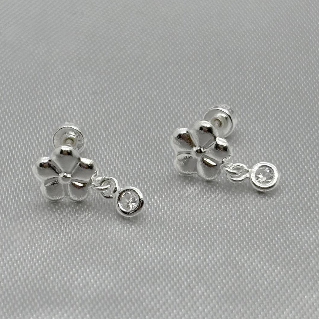 #BR319 - Broquel Flor Con Piedra Zirconia Plata