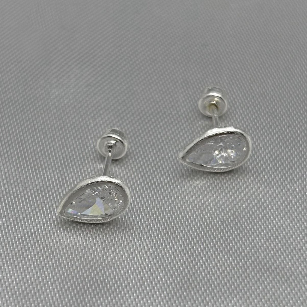 #BR324 - Broquel Gota/Pera Con Piedra Zirconia Plata