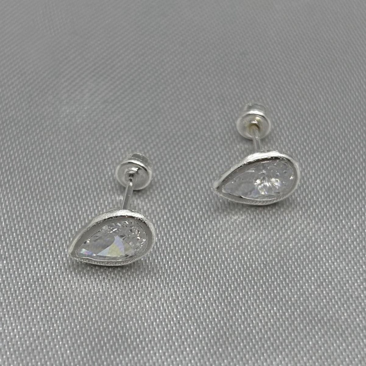#BR324 - Broquel Gota/Pera Con Piedra Zirconia Plata
