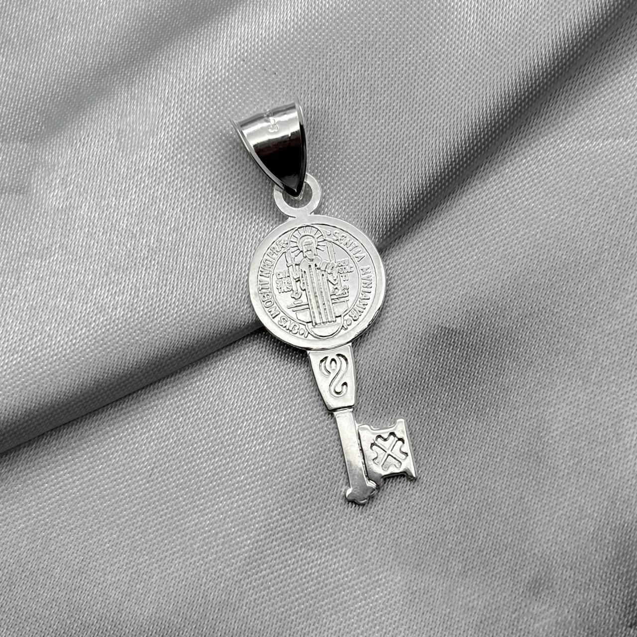 #D174 - Dije De Llave De San Benito Plata - CE1.7