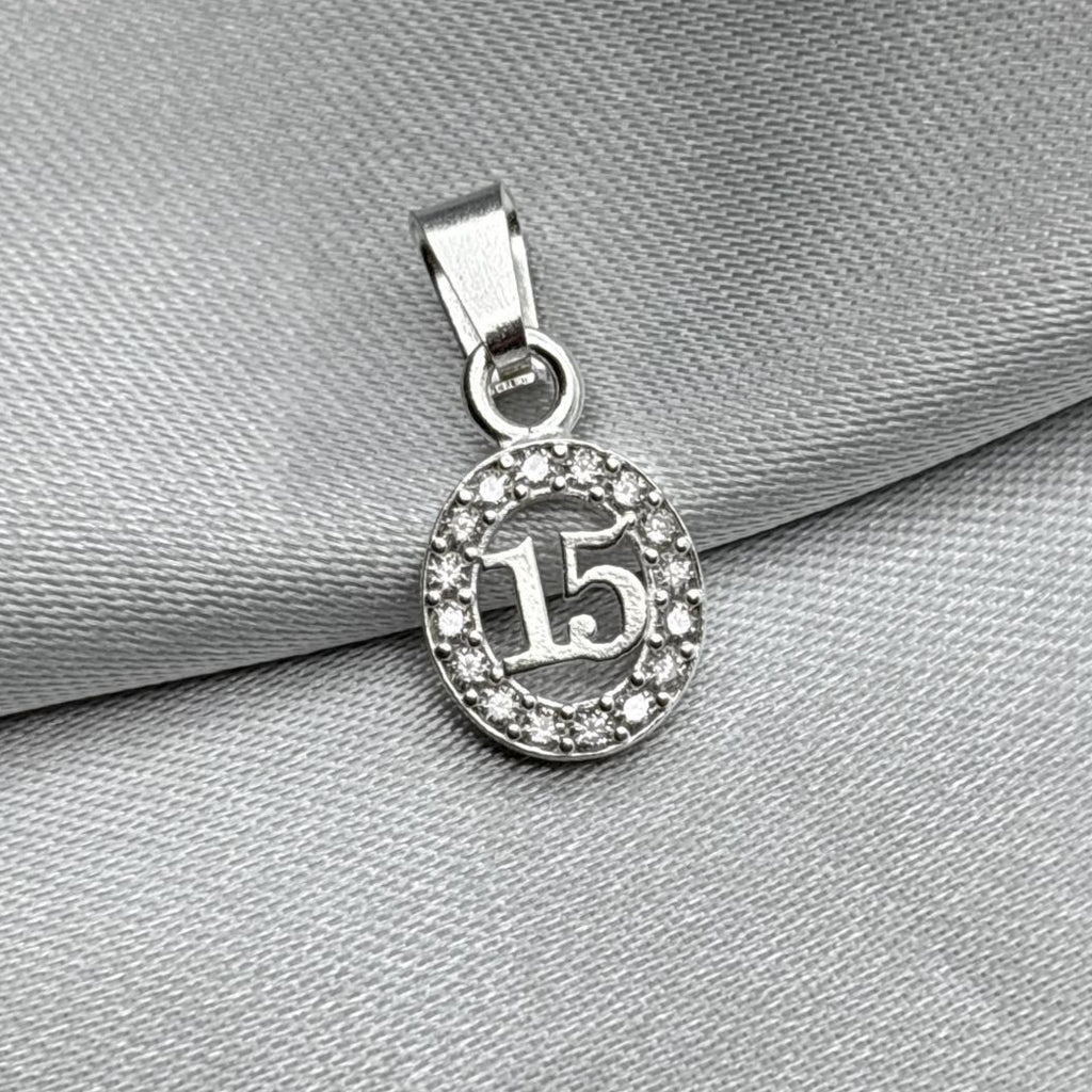 #D176 - Dije Ovalado XV's Años Con Piedra Zirconia Plata - F1.0