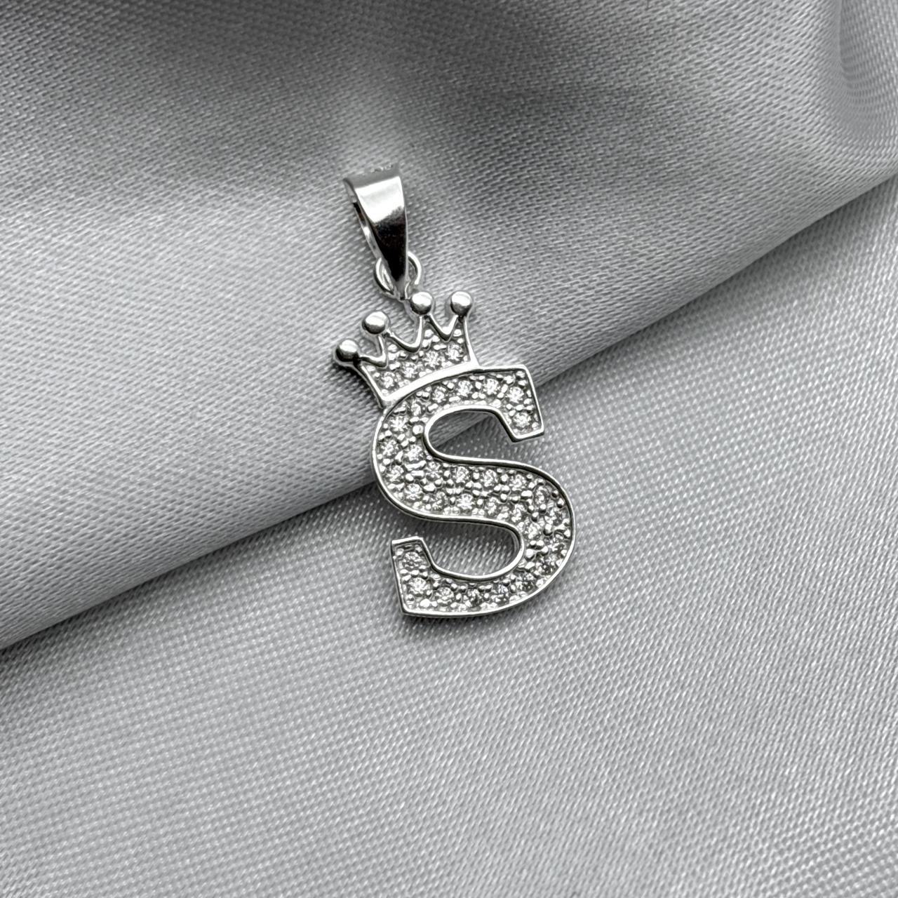 #D593 - Dije Letras Con Corona Y Piedra Zirconia Plata - ZC2.5