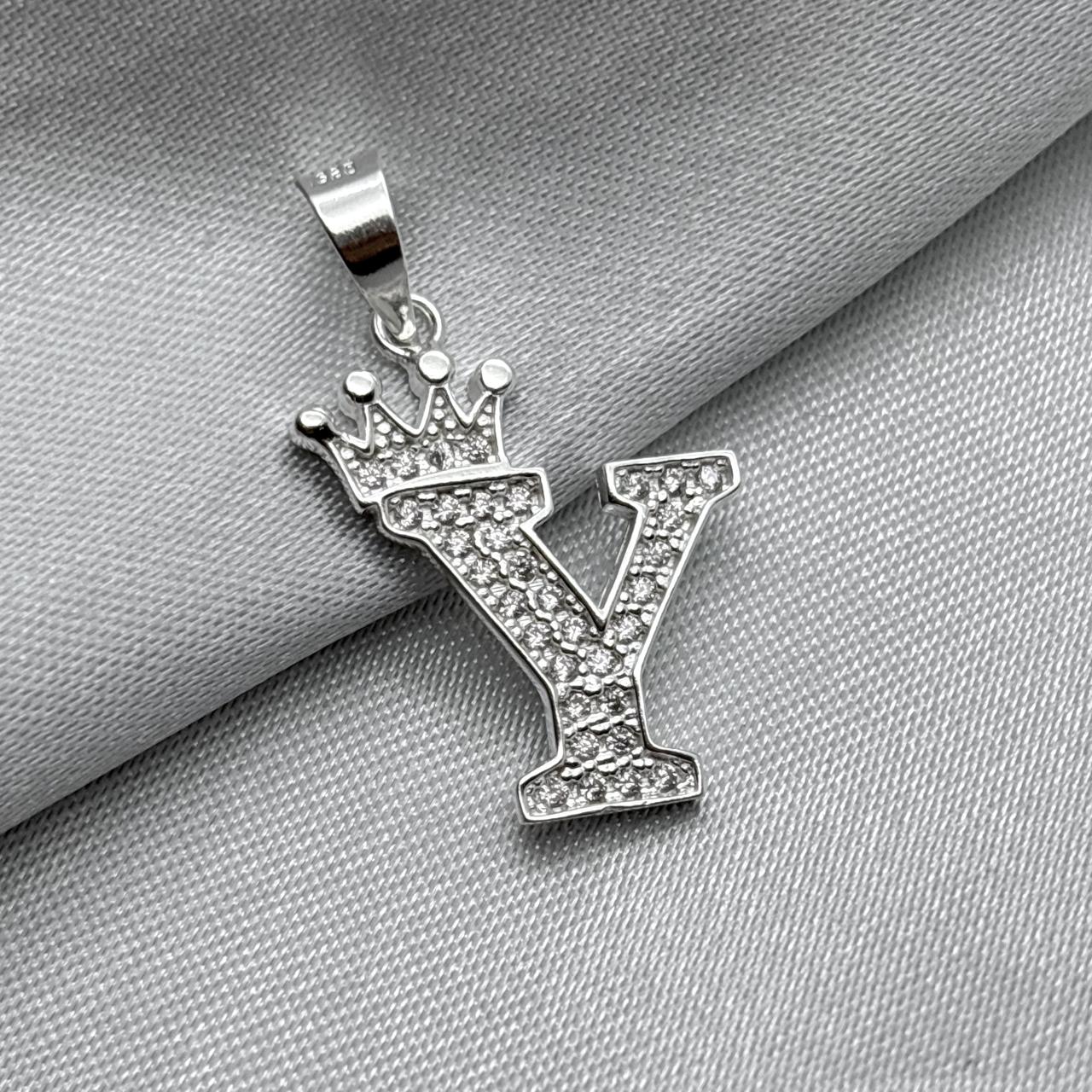 #D593 - Dije Letras Con Corona Y Piedra Zirconia Plata - ZC2.5