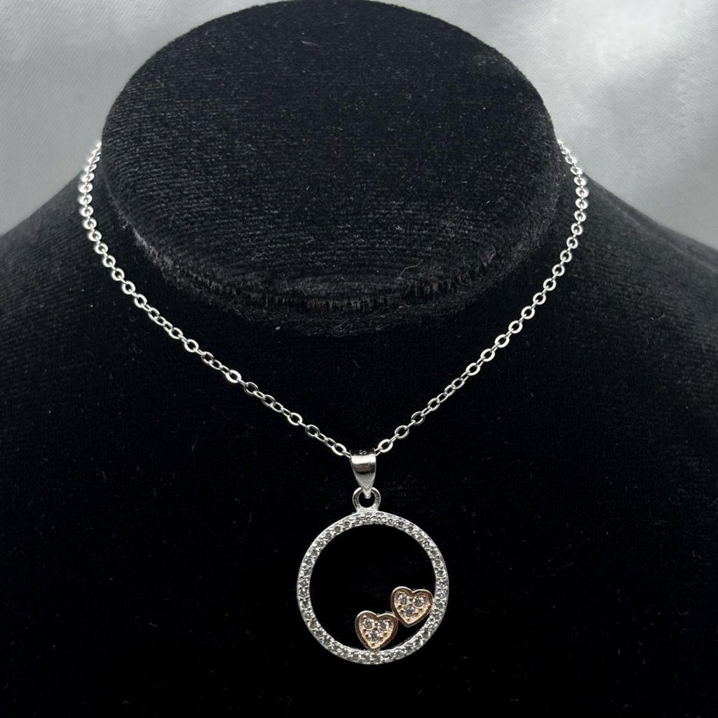 #G158 - Gargantilla Dije Circular Doble Corazón Y Piedra Zirconia Baño Rodio Plata - MI3.5