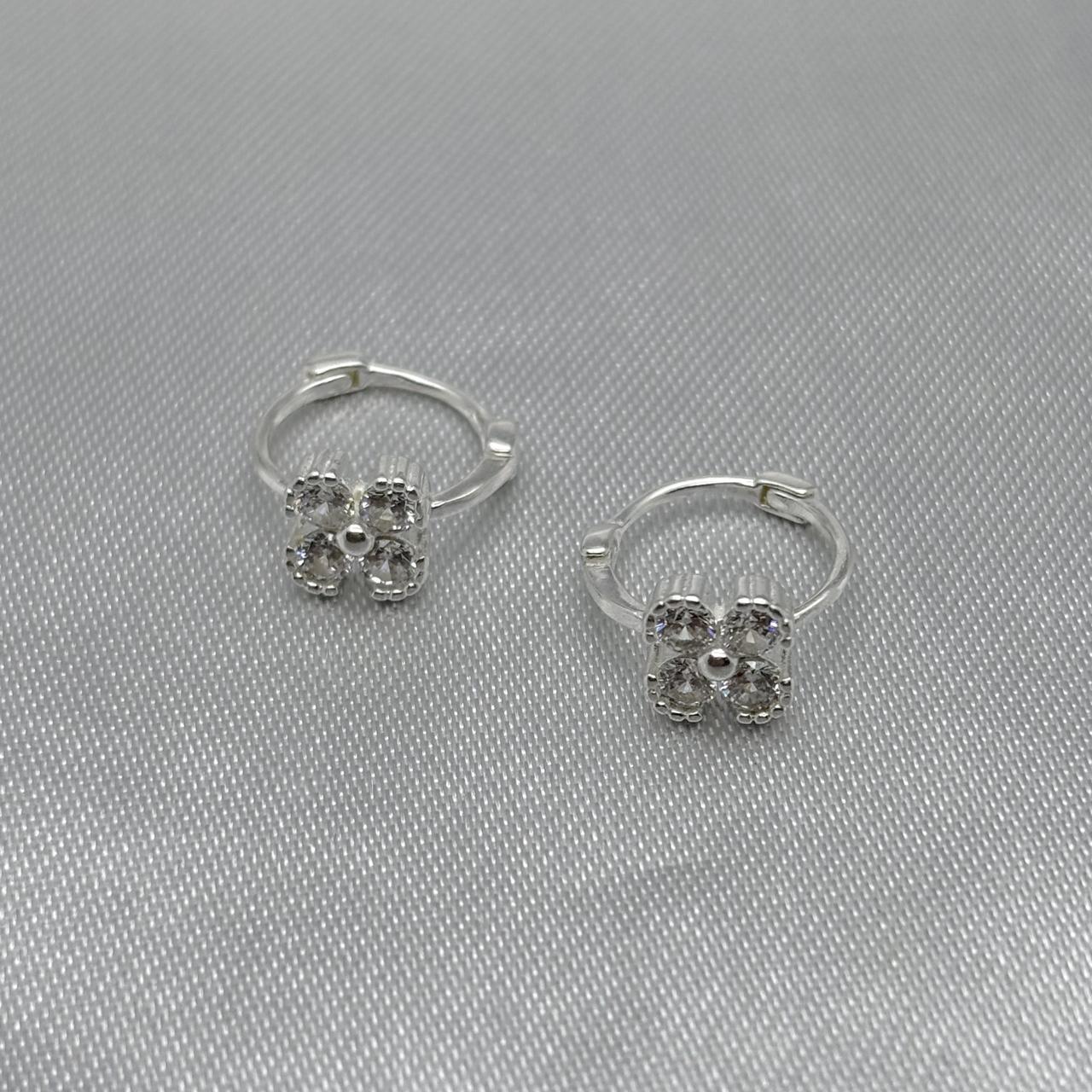 #H167 - Huggie Flor 4 Pétalos Con Piedra Zirconia Plata - LL1.8