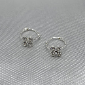 #H167 - Huggie Flor 4 Pétalos Con Piedra Zirconia Plata - LL1.8