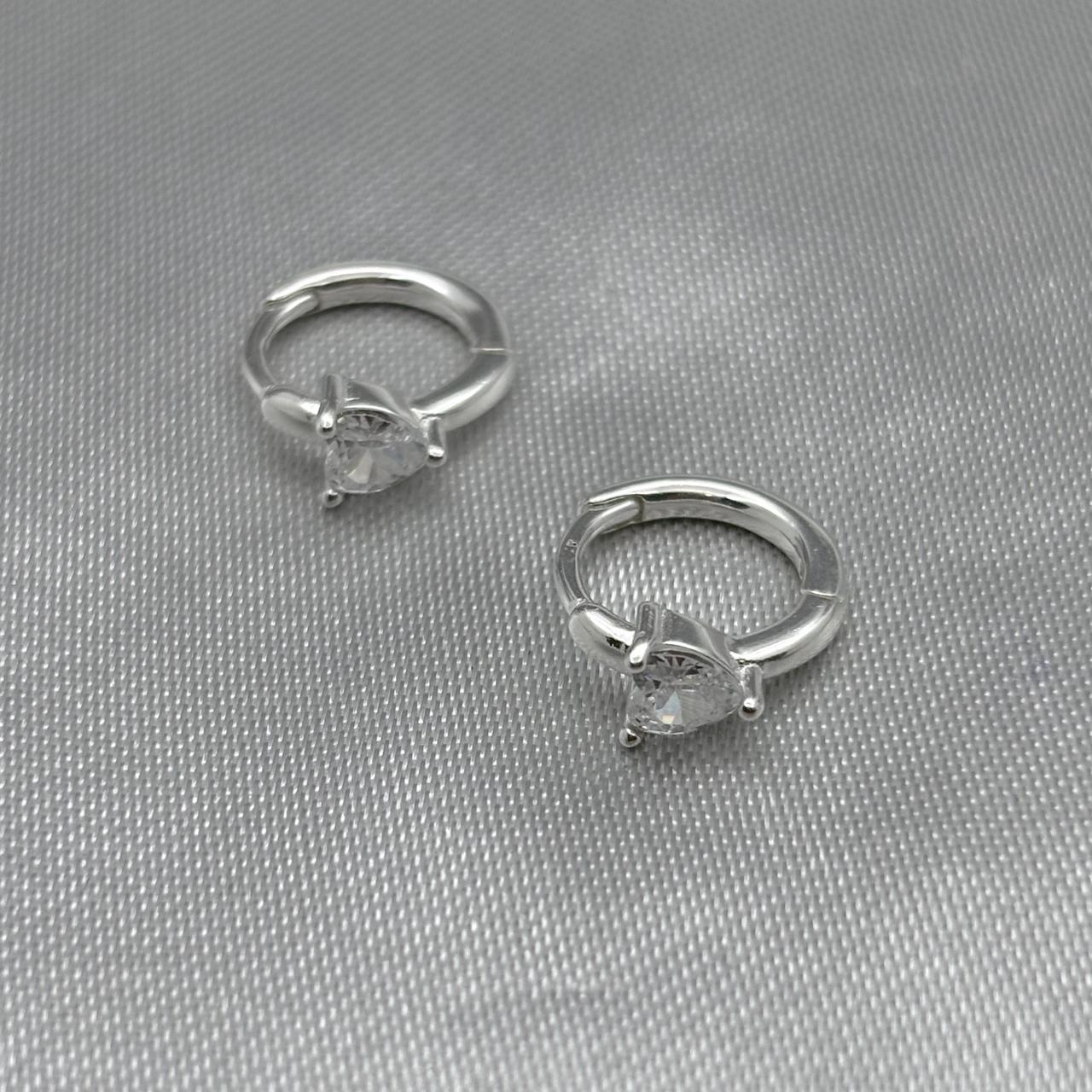 #H188 - Huggie Corazón Con Zirconia Plata - LL1.6
