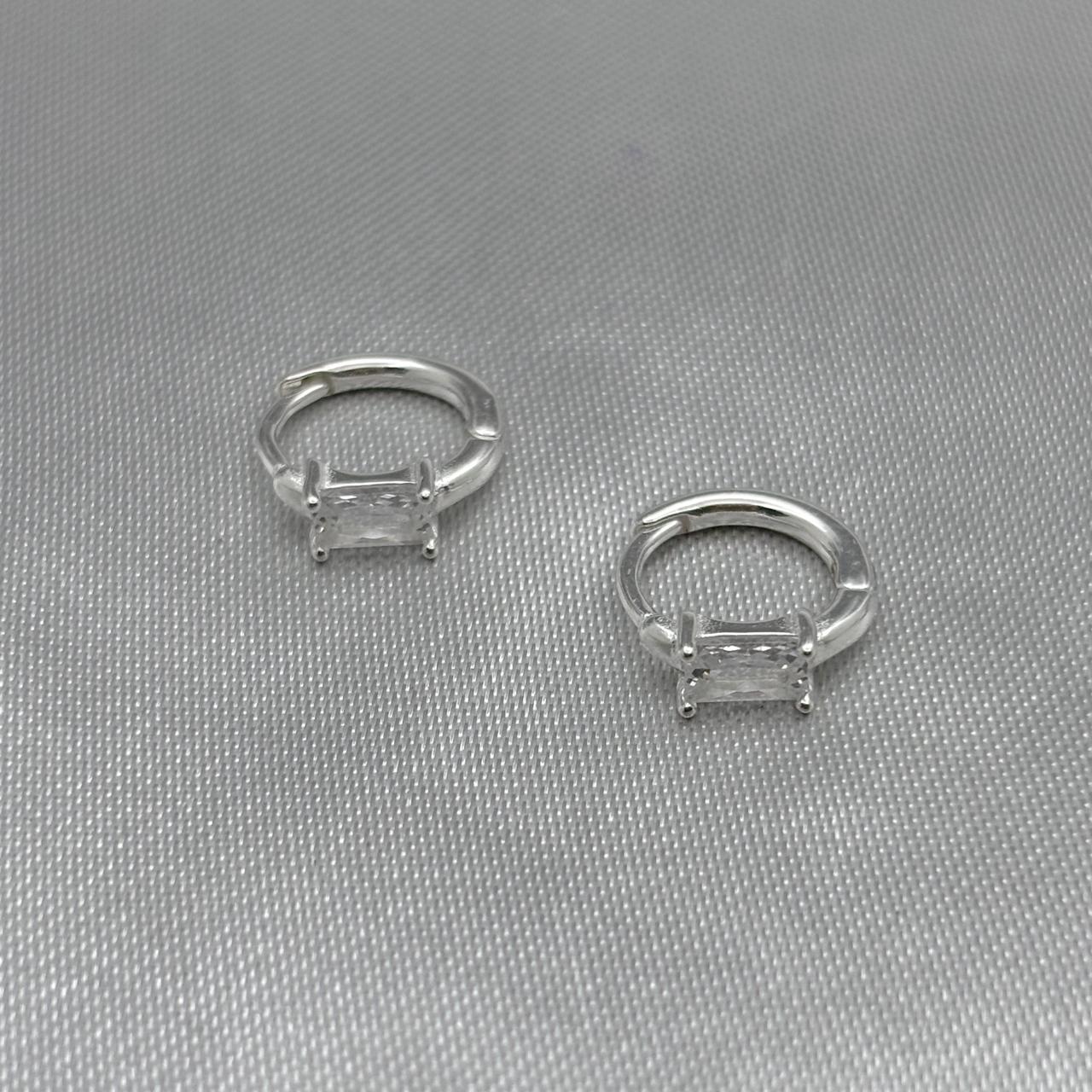 #H193 - Huggie Con Zirconia Plata - LL1.5