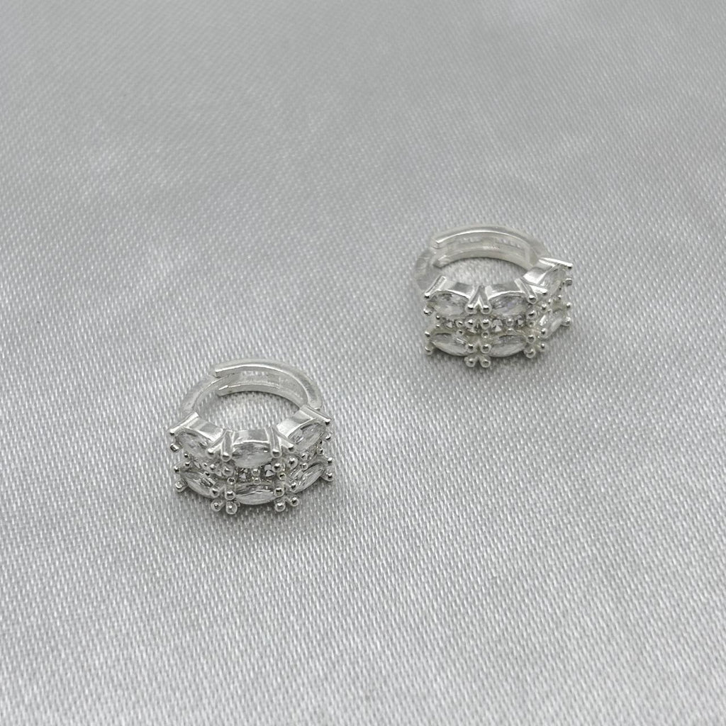 #H196 - Huggie Elegante Con Piedra Zirconia Plata - A15/2.3