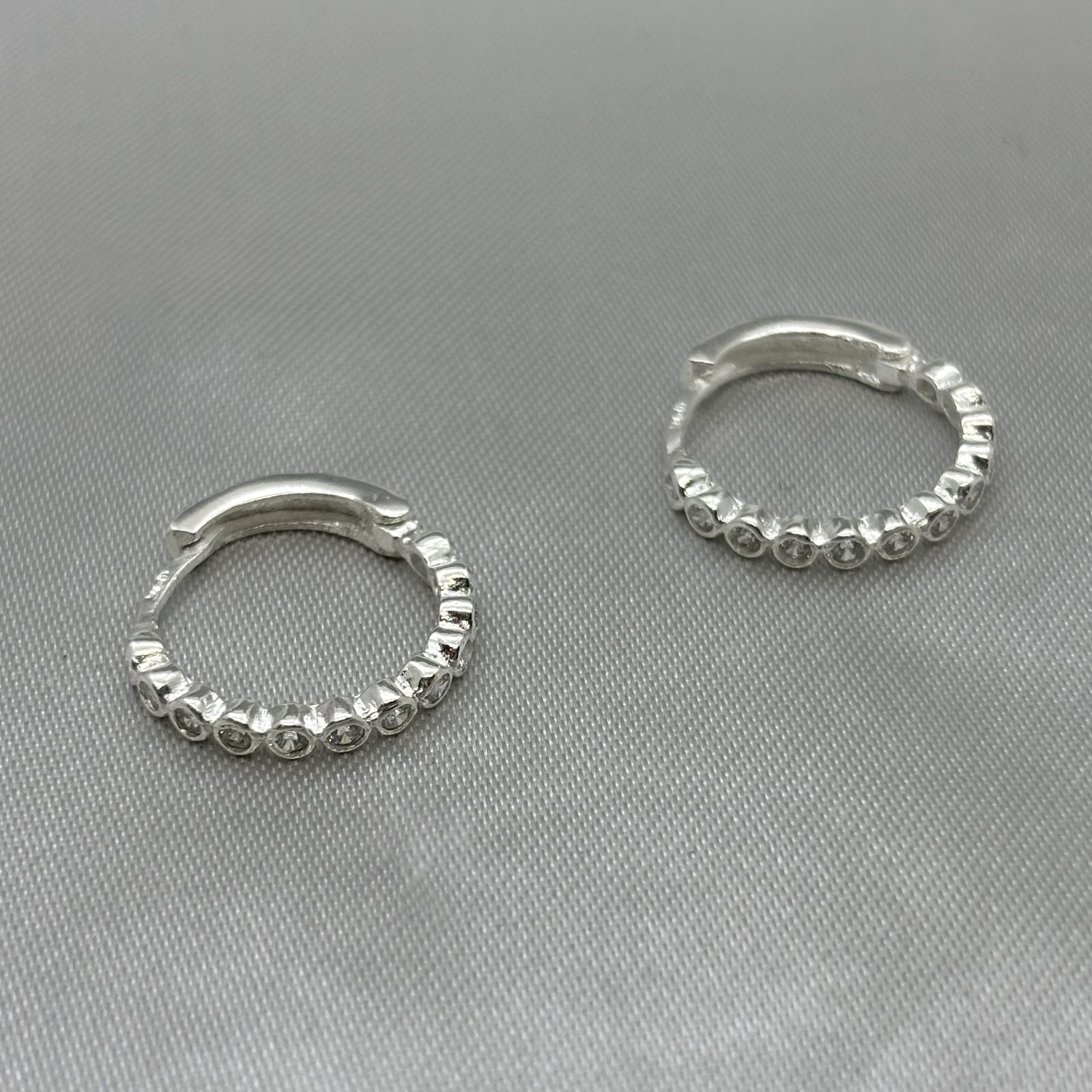 #H201 - Huggie Circular Con Piedra Zirconia Plata - B08/2.6
