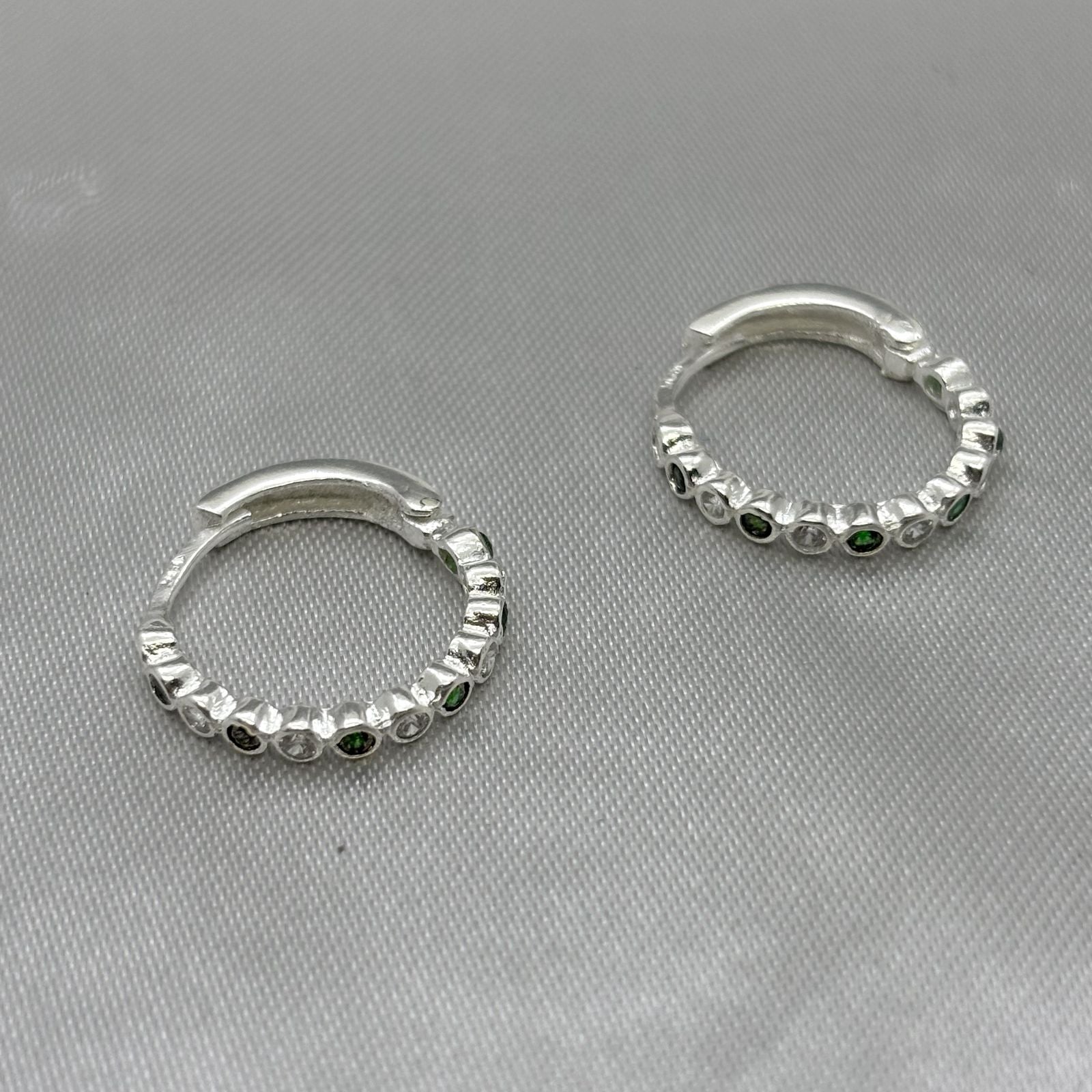 #H201 - Huggie Circular Con Piedra Zirconia Plata - B08/2.6