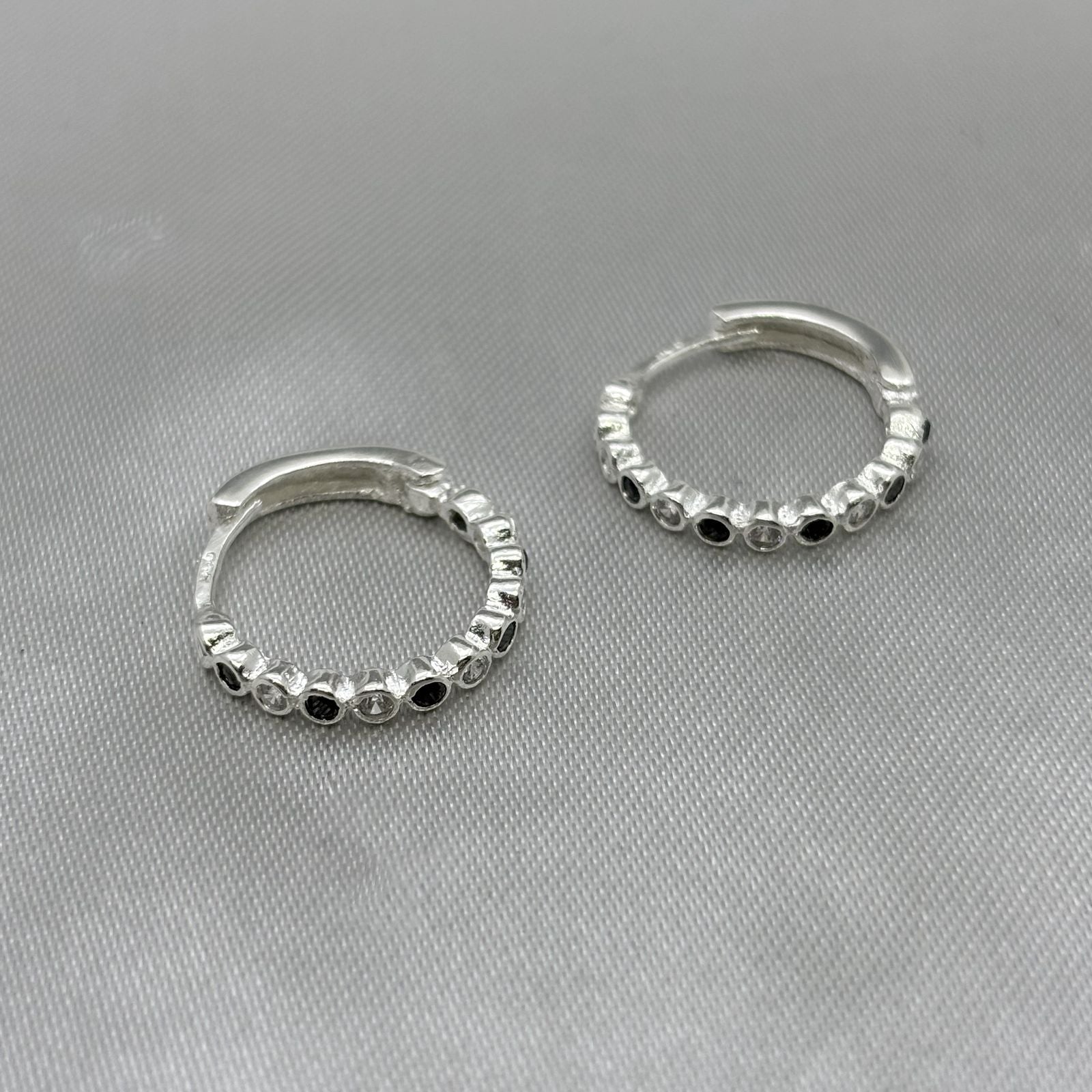 #H201 - Huggie Circular Con Piedra Zirconia Plata - B08/2.6