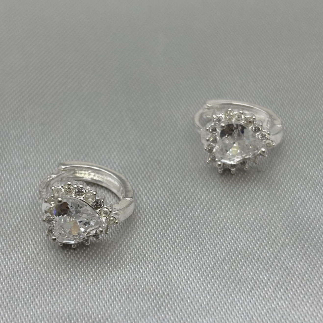 #H202 - Huggie Corazón Piedra Zirconia Plata - B08/2.7