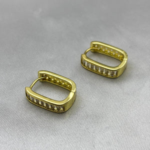 #HOL162 - Huggie Cuadrada Con Zirconia Oro Laminado 18K