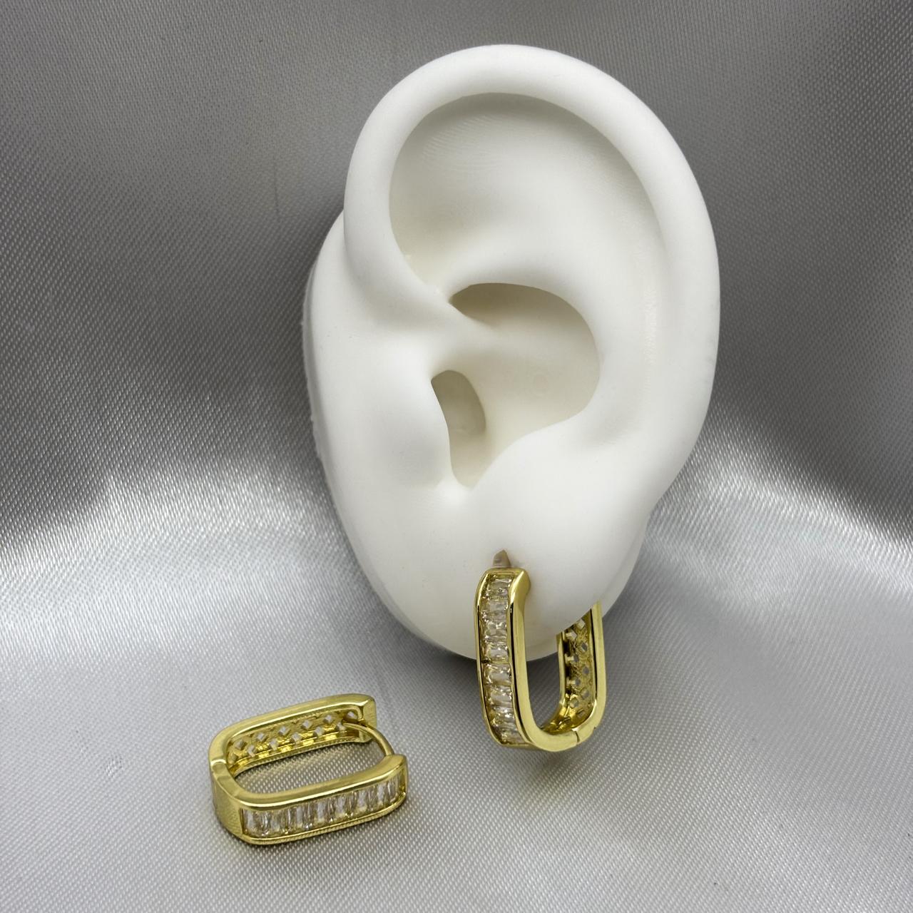#HOL162 - Huggie Cuadrada Con Zirconia Oro Laminado 18K