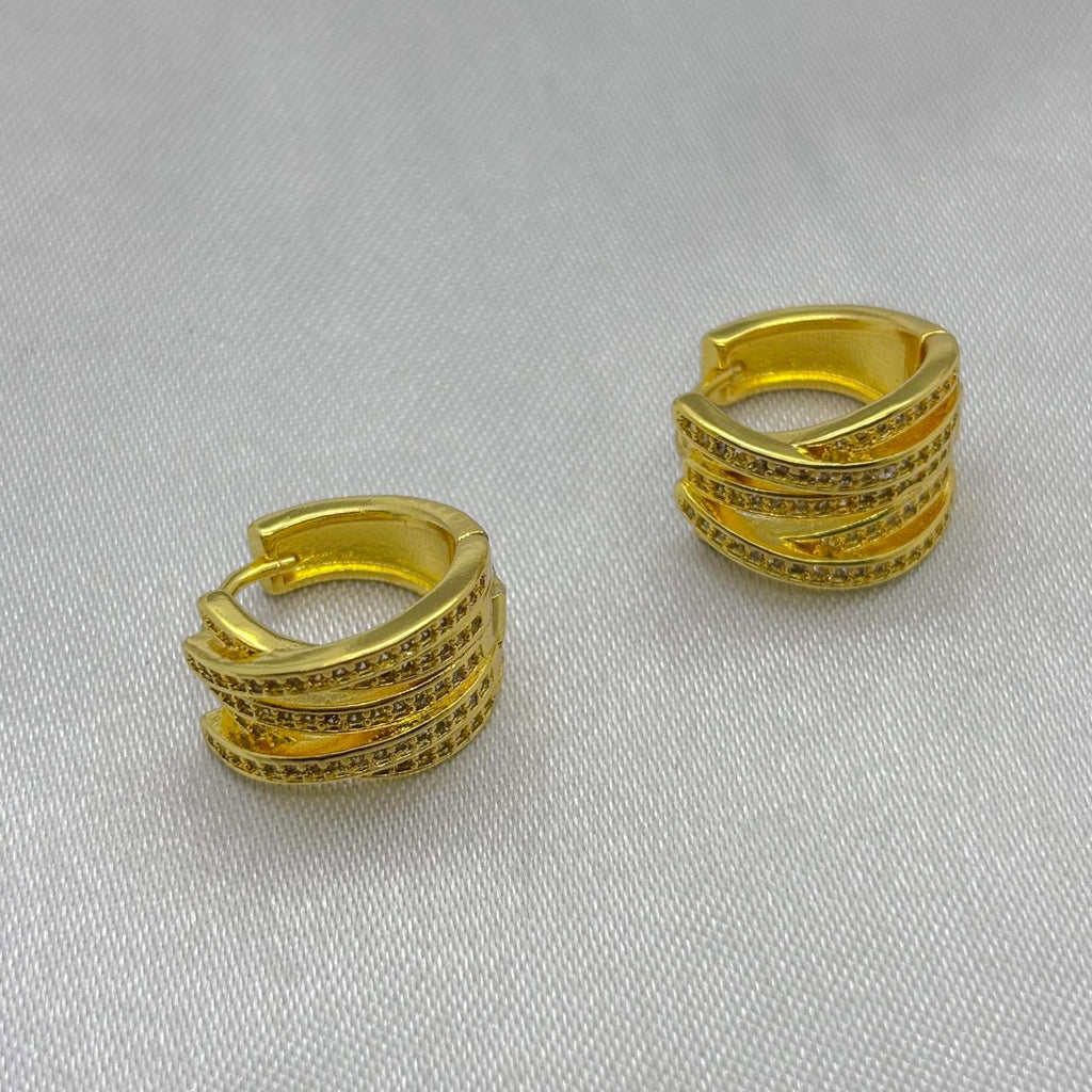 #HOL164 - Huggie Con Piedra De Zirconia Oro Laminado 18K