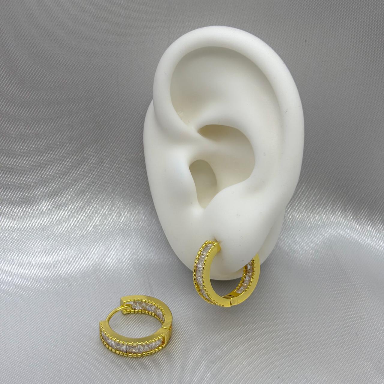 #HOL166 - Huggie Circular Con Piedra Zirconia Oro Laminado 18K