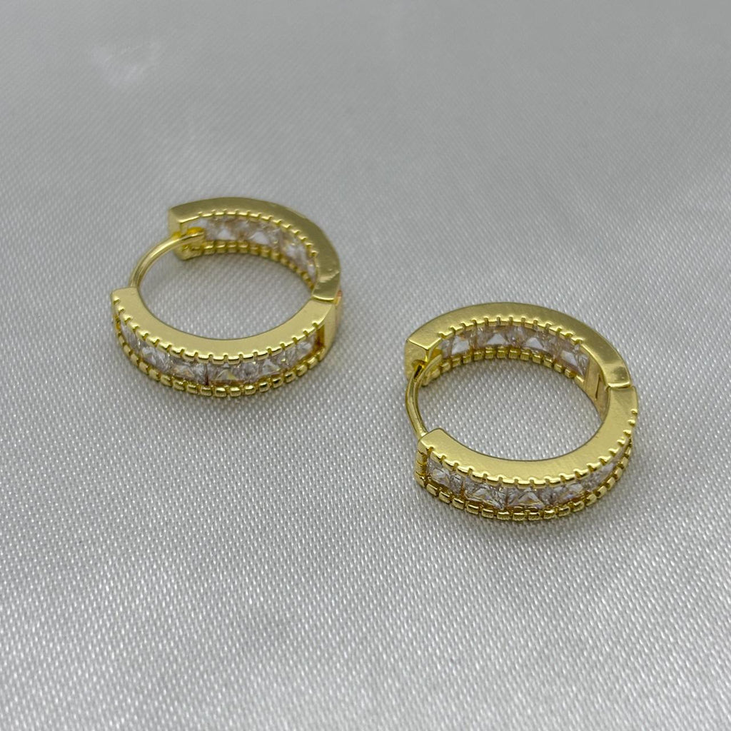 #HOL166 - Huggie Circular Con Piedra Zirconia Oro Laminado 18K