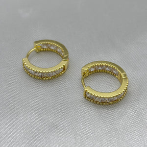 #HOL166 - Huggie Circular Con Piedra Zirconia Oro Laminado 18K