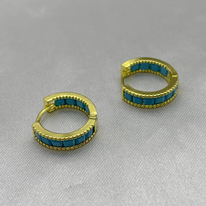 #HOL166 - Huggie Circular Con Piedra Zirconia Oro Laminado 18K