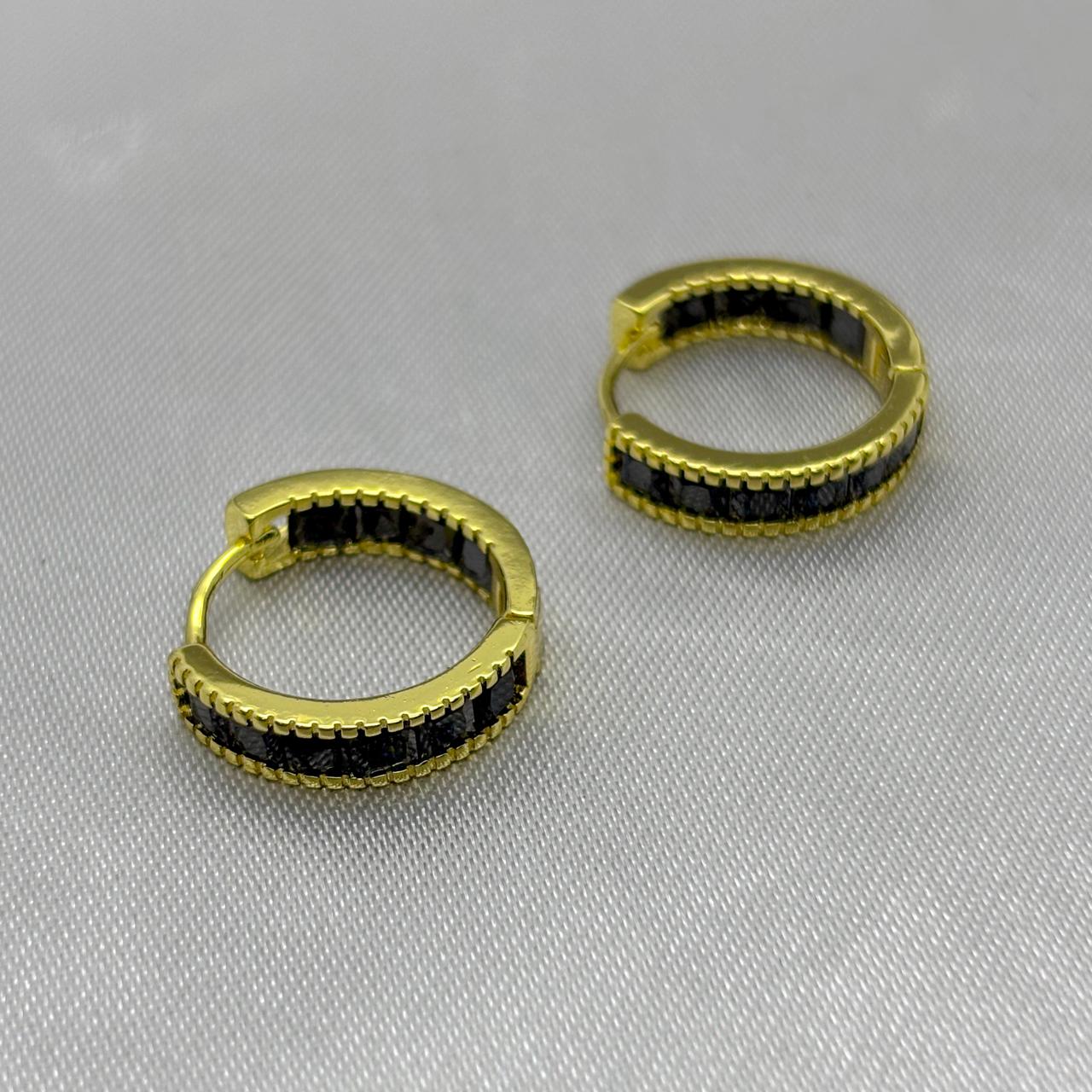#HOL166 - Huggie Circular Con Piedra Zirconia Oro Laminado 18K