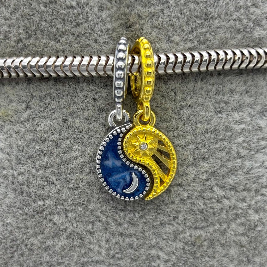 #PAN429- Charm Doble Luna Y sol/Yin Yang Con Zirconia Plata - B11/2.0