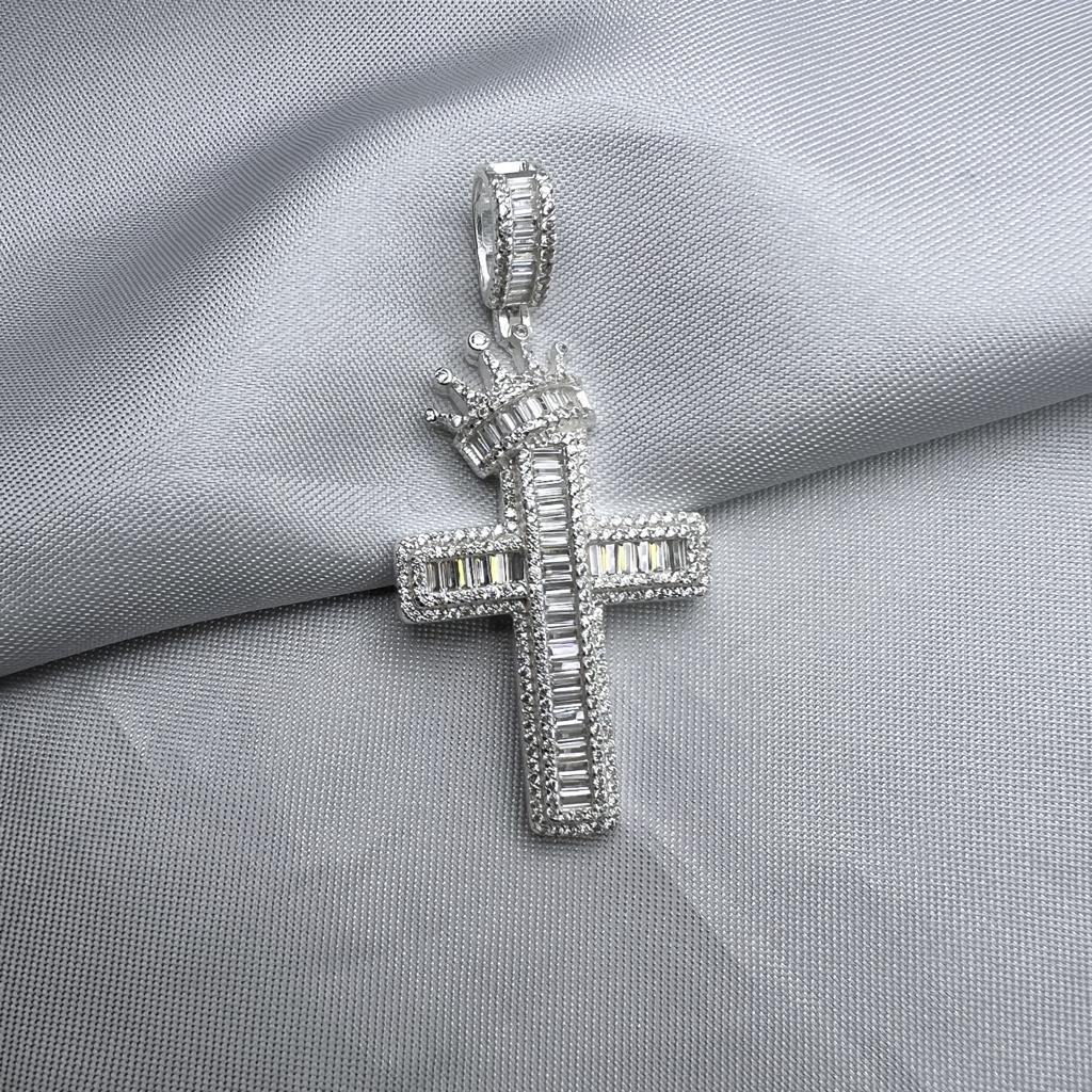#D496 - Dije Cruz Con Corona De Piedras Zirconia Plata - MI11.4