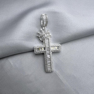 #D496 - Dije Cruz Con Corona De Piedras Zirconia Plata - MI11.4