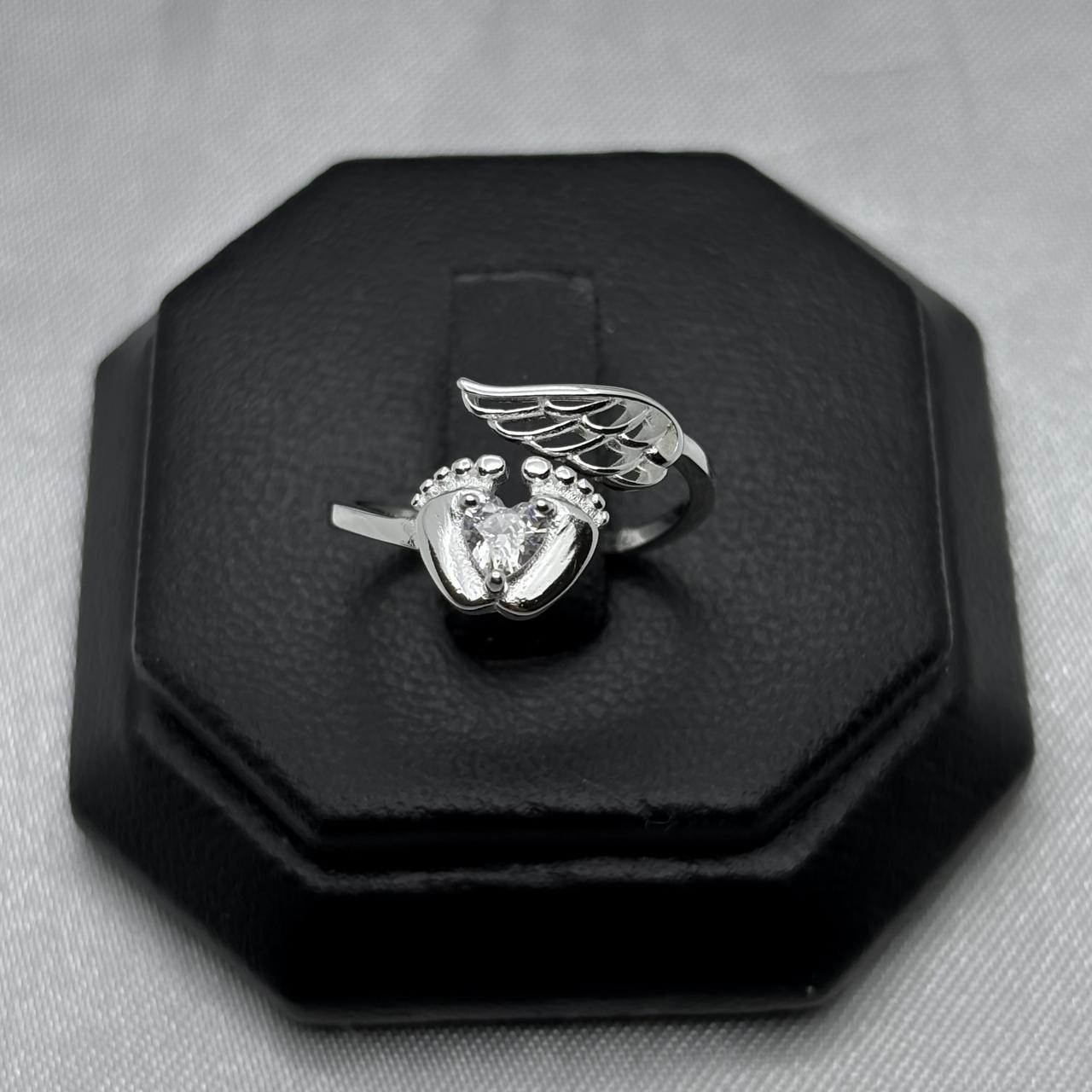 #AD177 - Anillo Con Piecitos Y Alas Con Zirconia Plata - B09/2.3