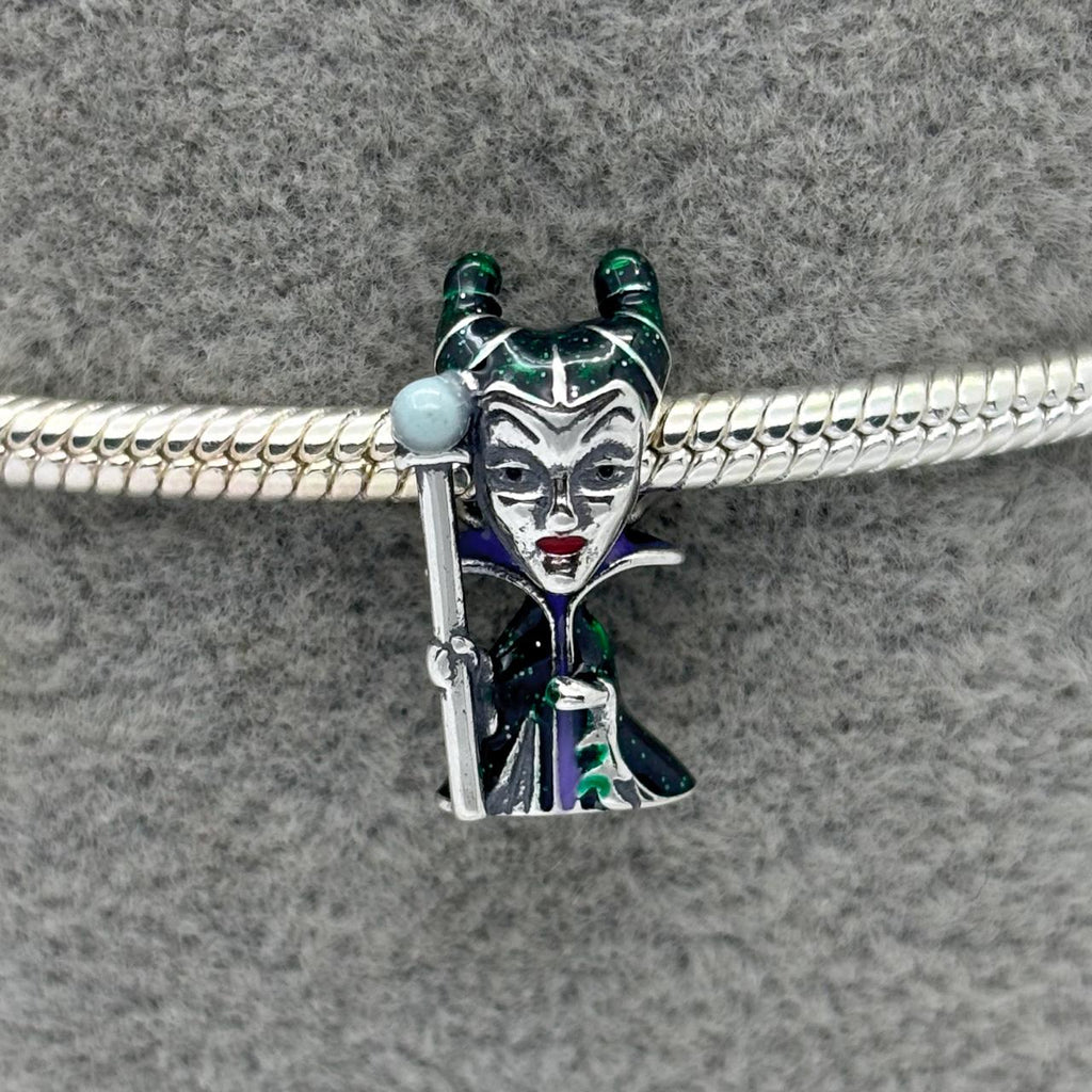 #PAN120 - Charm Malefica Plata - B12/2.5