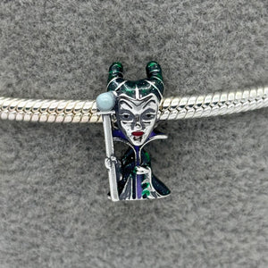 #PAN120 - Charm Malefica Plata - B12/2.5