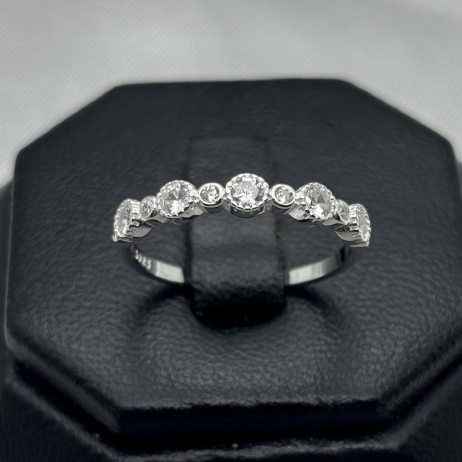 #AD158 - Anillo Con Zirconias Circulares - PU2.0