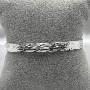 #AO101- Pulsera Rígida Oval Diamantado Aleatorio De Plata - CE8.7