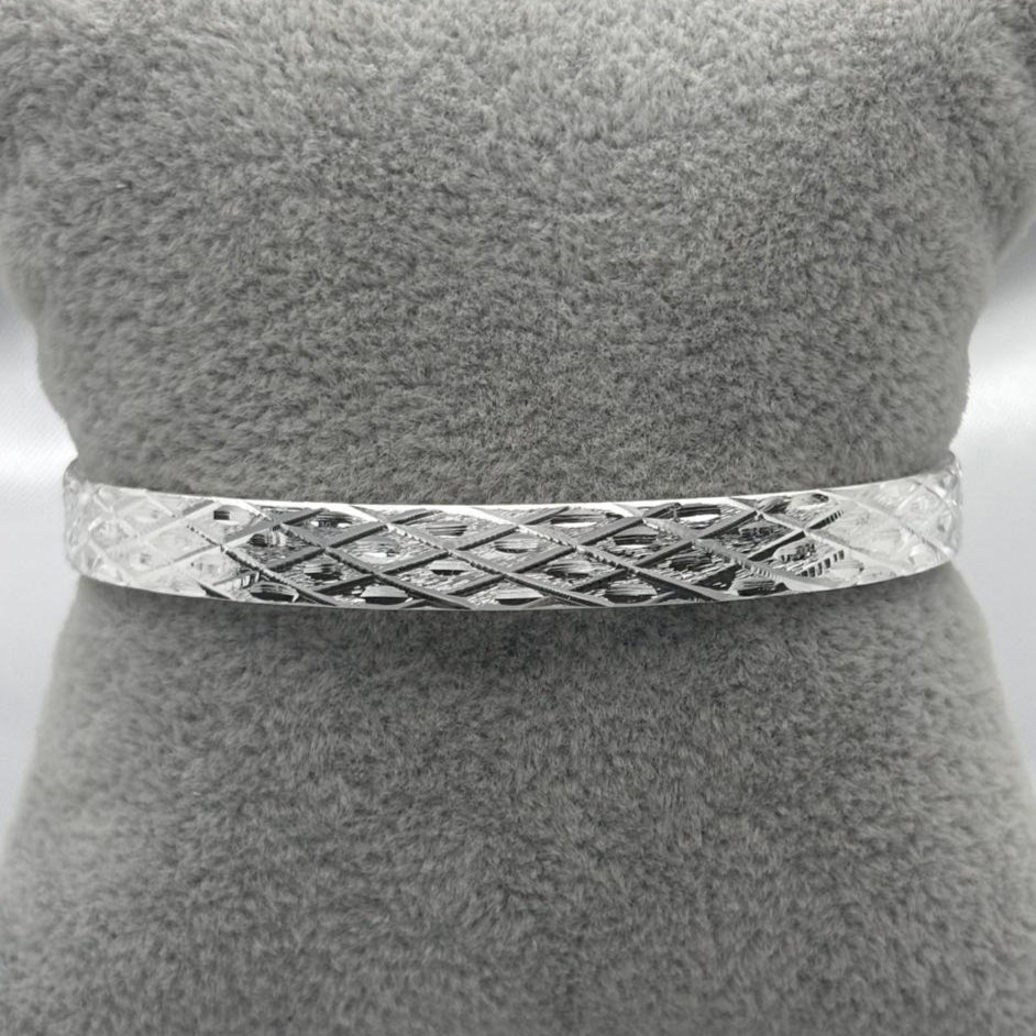 #AO101- Pulsera Rígida Oval Diamantado Aleatorio De Plata - CE8.7