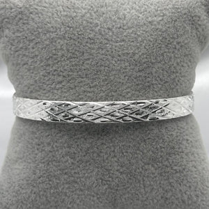 #AO101- Pulsera Rígida Oval Diamantado Aleatorio De Plata - CE8.7