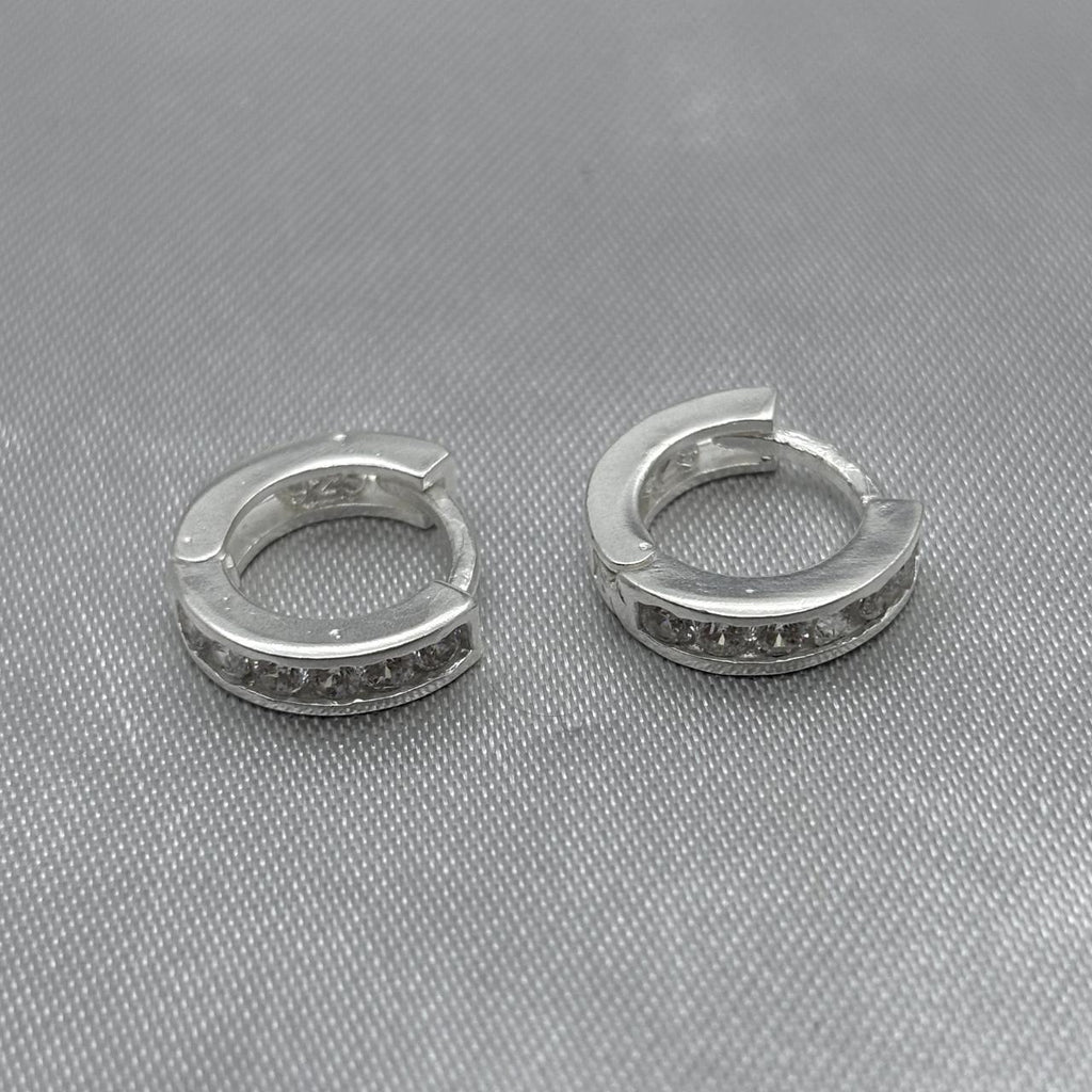 #H157 - Huggie De Plata Con Zirconia - F3.3