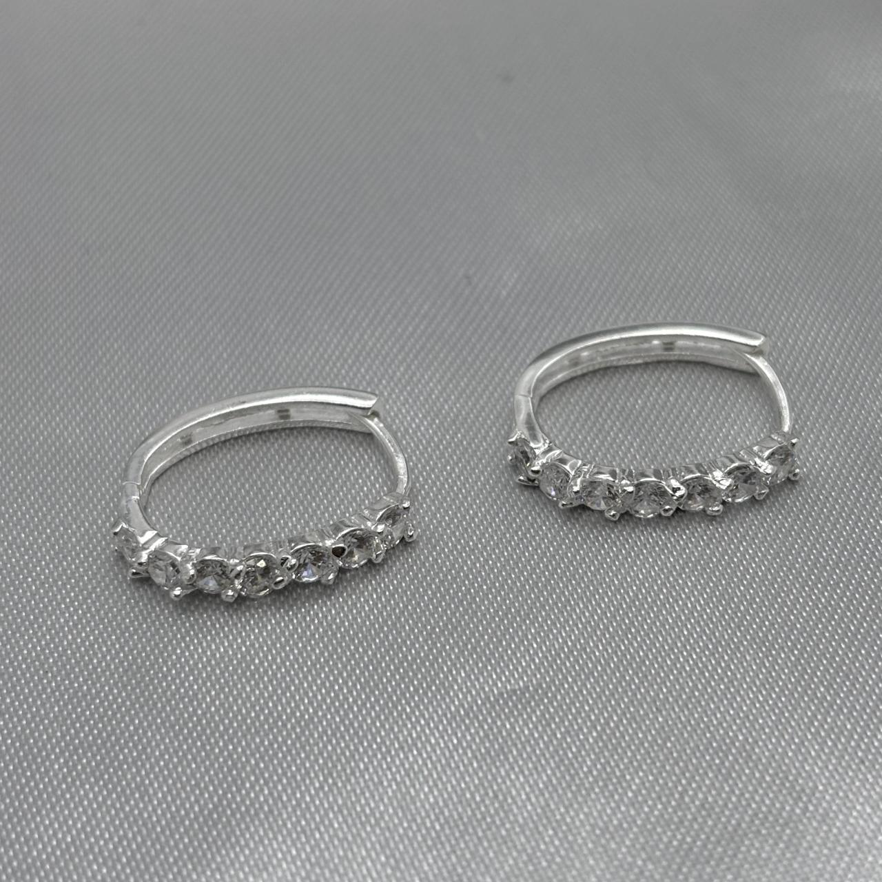 #H149 - Huggie Ovalado De Plata Con Ziconia - F3.0