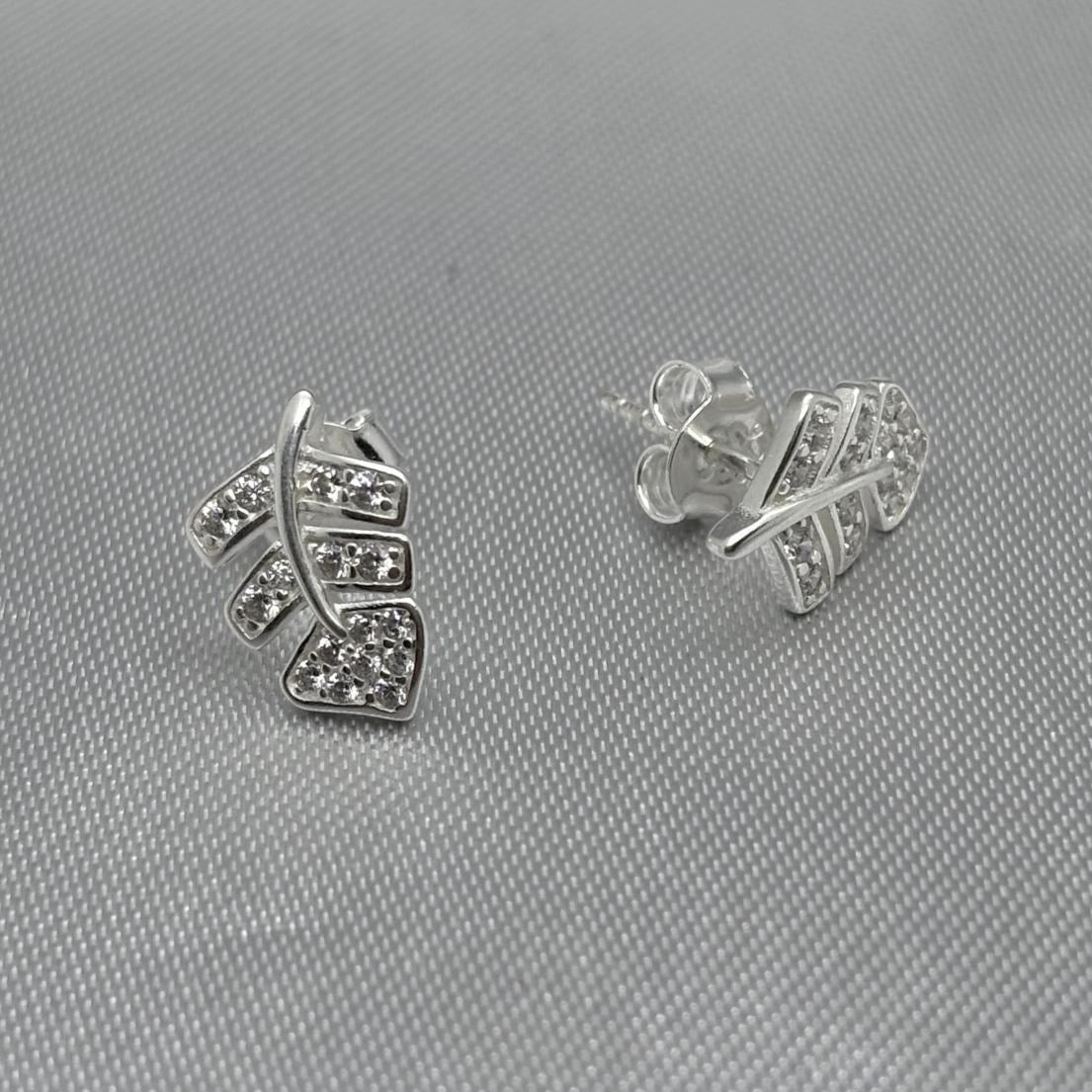 #BR123 - Broquel Hoja Con Zirconia Plata - LL1.6