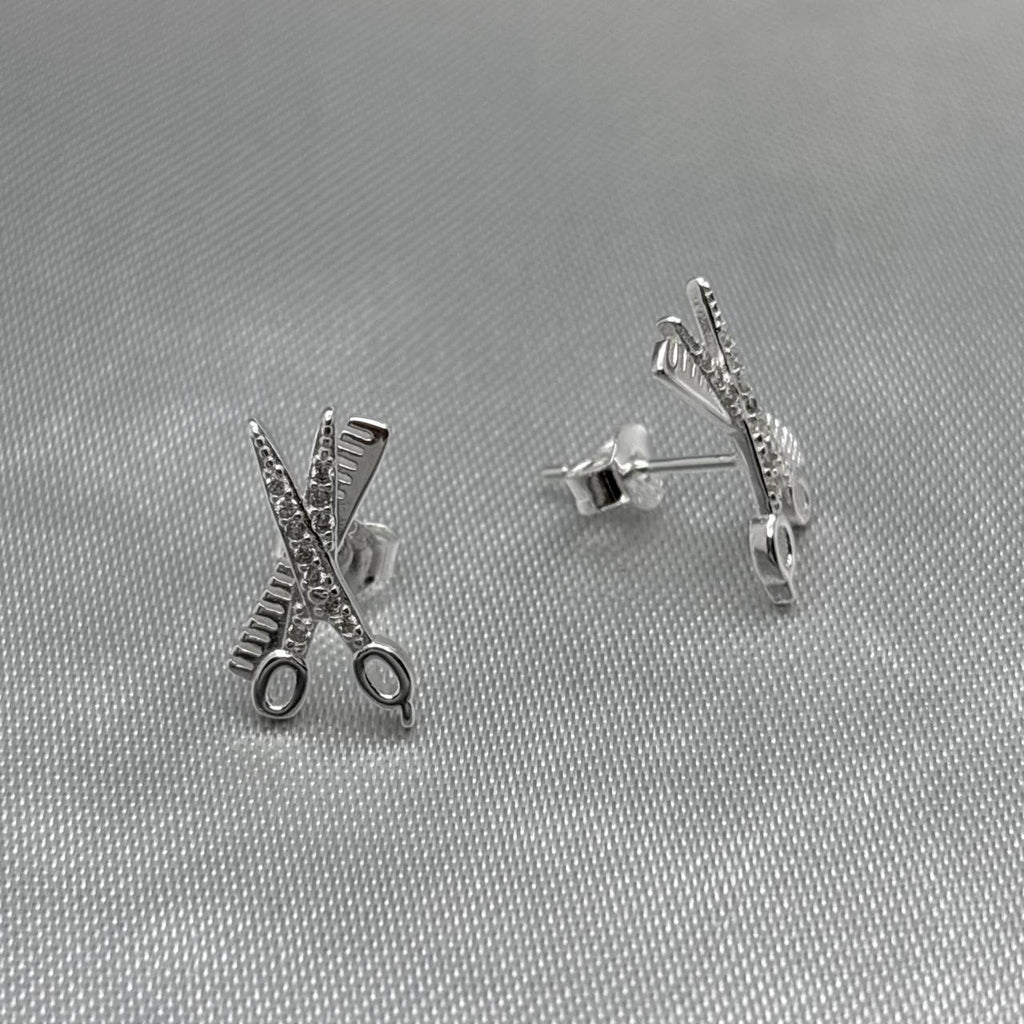 #BR120 - Broquel Estilista Peine Y Tijeras Con Piedra Zirconia Plata - IP1.4
