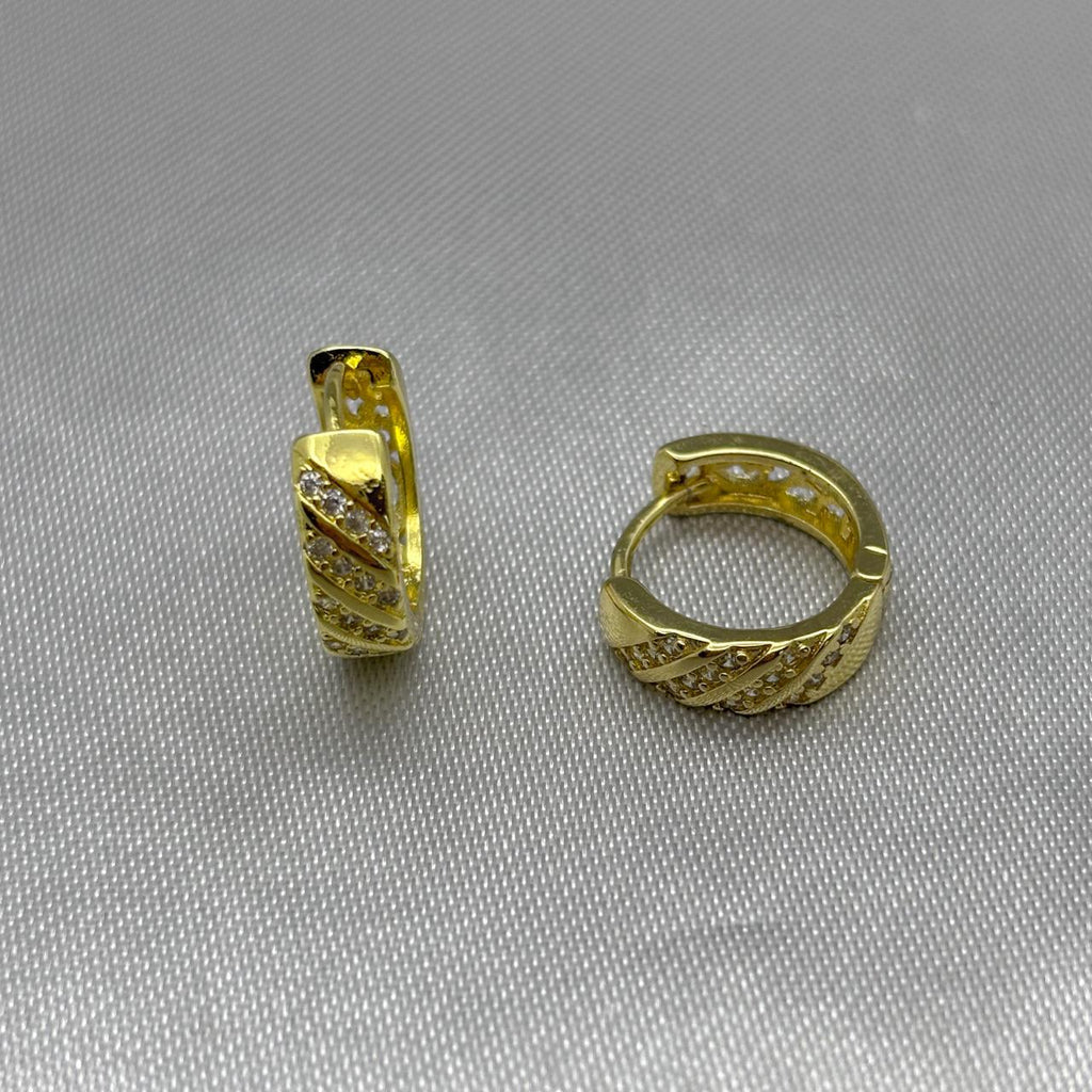 #HOL123 - Huggies Diagonal Con Zirconias Oro Laminado 18K