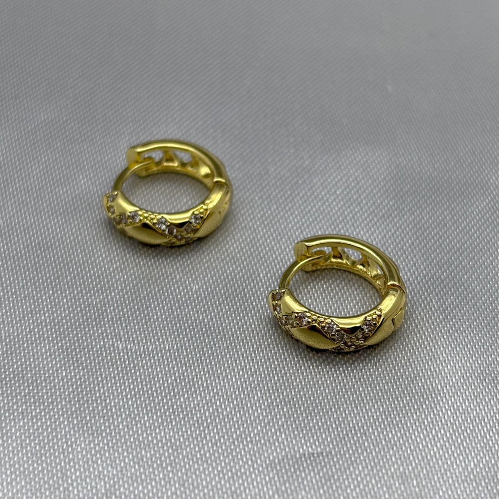 #HOL125 - Huggies Corazónes Con Zirconias Oro Laminado 18K