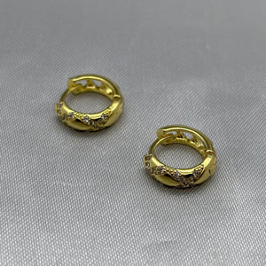 #HOL125 - Huggies Corazónes Con Zirconias Oro Laminado 18K