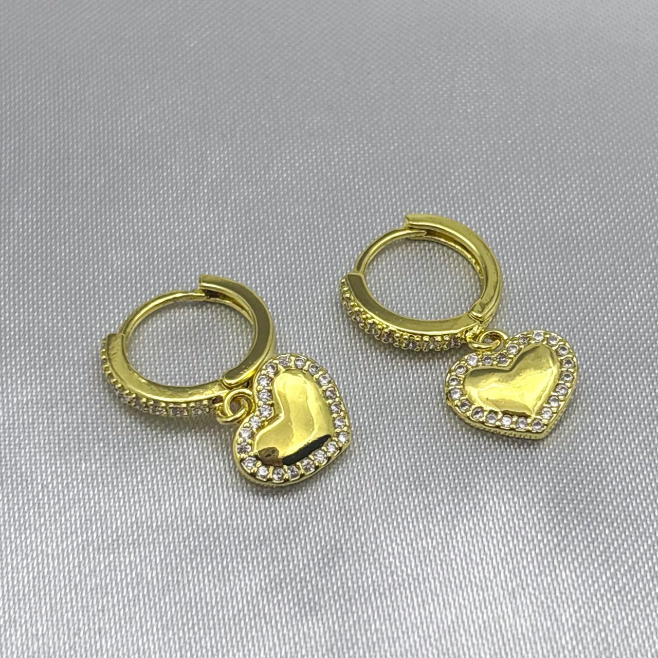 #HOL145 - Huggies Corazón Con Zirconia Oro Laminado 18K